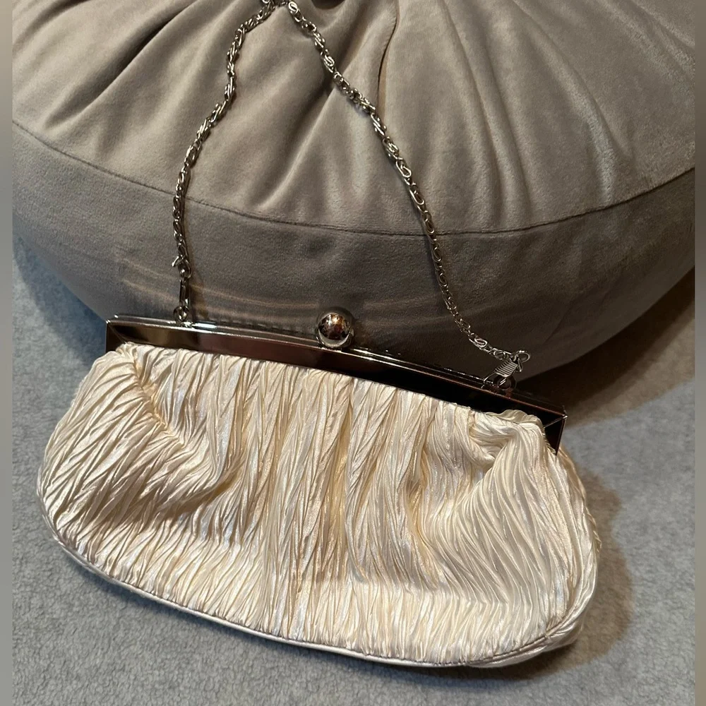 Vintage Elegant Cream Clutch with Rhinestone Detail